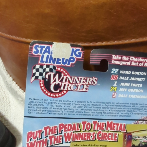 STARTING LINEUP 1997 NASCAR JEFF GORDON FIGURE DUPONT - Picture 3 of 6